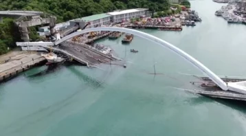 Фото: Момент обрушения моста на Тайване попал на видео 1