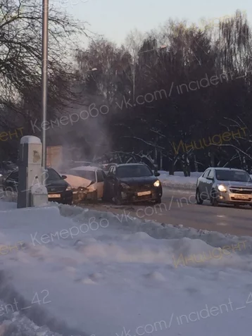 Фото: Две легковушки столкнулись на улице Мичурина в Кемерове 1