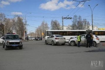 Фото: На пресечении проспекта Ленина и улицы Волгоградской в Кемерове столкнулись два автомобиля 1