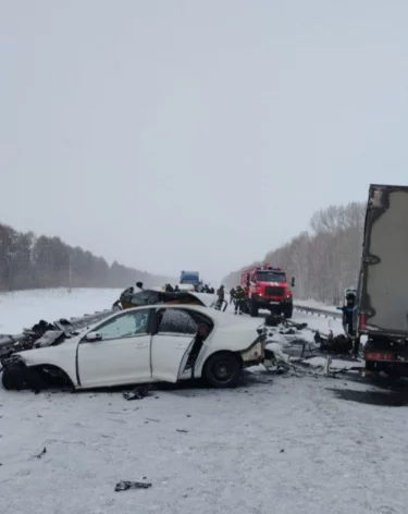 В Кузбассе в ДТП с грузовиком погиб 18-летний водитель иномарки и два его пассажира 16 и 19 лет