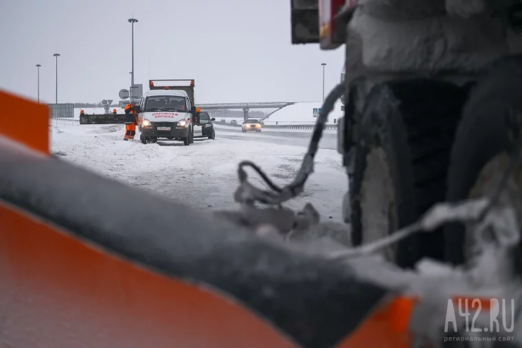 Фото: Дороги, спецтехника и сугробы: как в Кемерове убирают снег 26