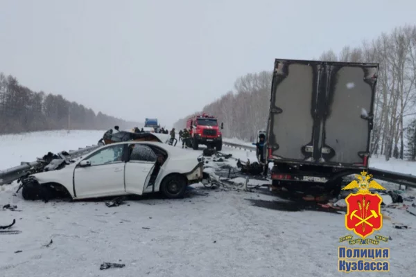 В Кузбассе в ДТП с грузовиком погиб 18-летний водитель иномарки и два его пассажира 16 и 19 лет