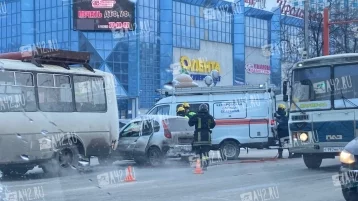 Фото: В Кемерове возле «Променада-1» произошло ДТП с легковушкой и автобусом 1