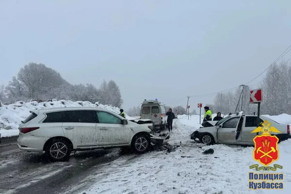 Один человек погиб при столкновении автомобилей на трассе в Кузбассе