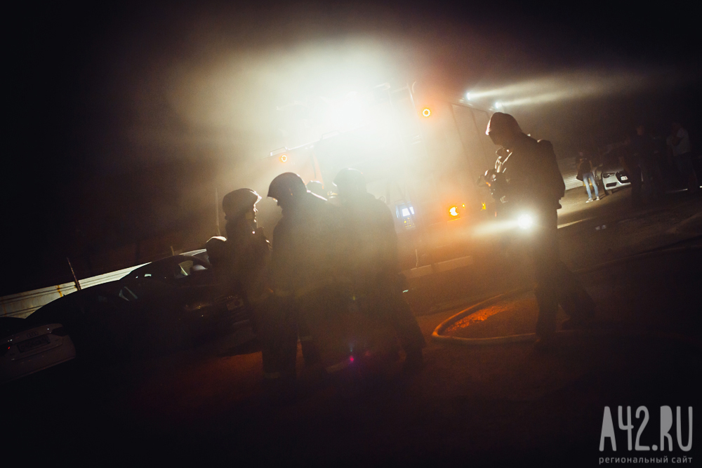 В Кузбассе ночью автомобиль полностью охватил огонь: опубликованы кадры пожара