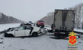 В Кузбассе в ДТП с грузовиком погиб 18-летний водитель иномарки и два его пассажира 16 и 19 лет