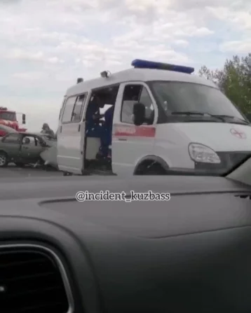 Фото: При столкновении двух иномарок на кузбасской трассе погибла женщина 1