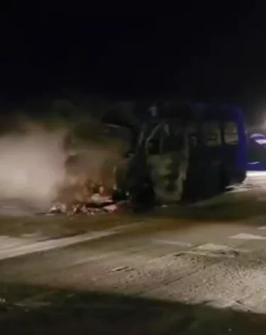 На трассе в Амурской области автобус сгорел после ДТП с грузовиком: пострадали 6 человек 