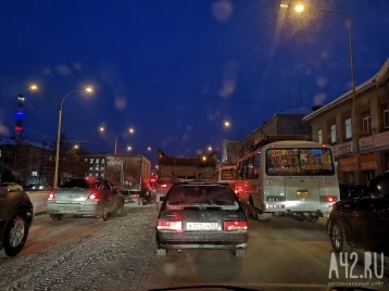 Фото: ДТП с КамАЗом заблокировало движение на Кузнецком проспекте в Кемерове 1