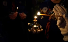 В Кемерово из храма Рождества Христова в Палестине привезли Вифлеемский огонь