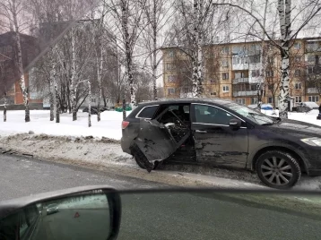 Фото: В Кемерове у попавшего в ДТП автомобиля оторвало дверь 1