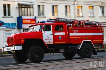 Фото: В Кемерове пожар в нежилом здании тушили 26 человек 1