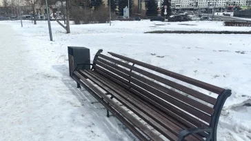Фото: В Новокузнецке вандалы сломали скамейки и фонарь в сквере рядом с мэрией 1