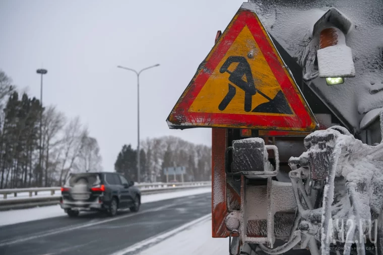Фото: Дороги, спецтехника и сугробы: как в Кемерове убирают снег 27