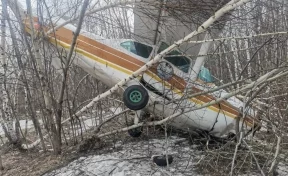 Частный самолёт совершил жёсткую посадку в Новосибирске: он получил повреждения