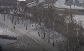 В центре Кемерова автомобиль вылетел с дороги и врезался в ограждение: ДТП попало на видео