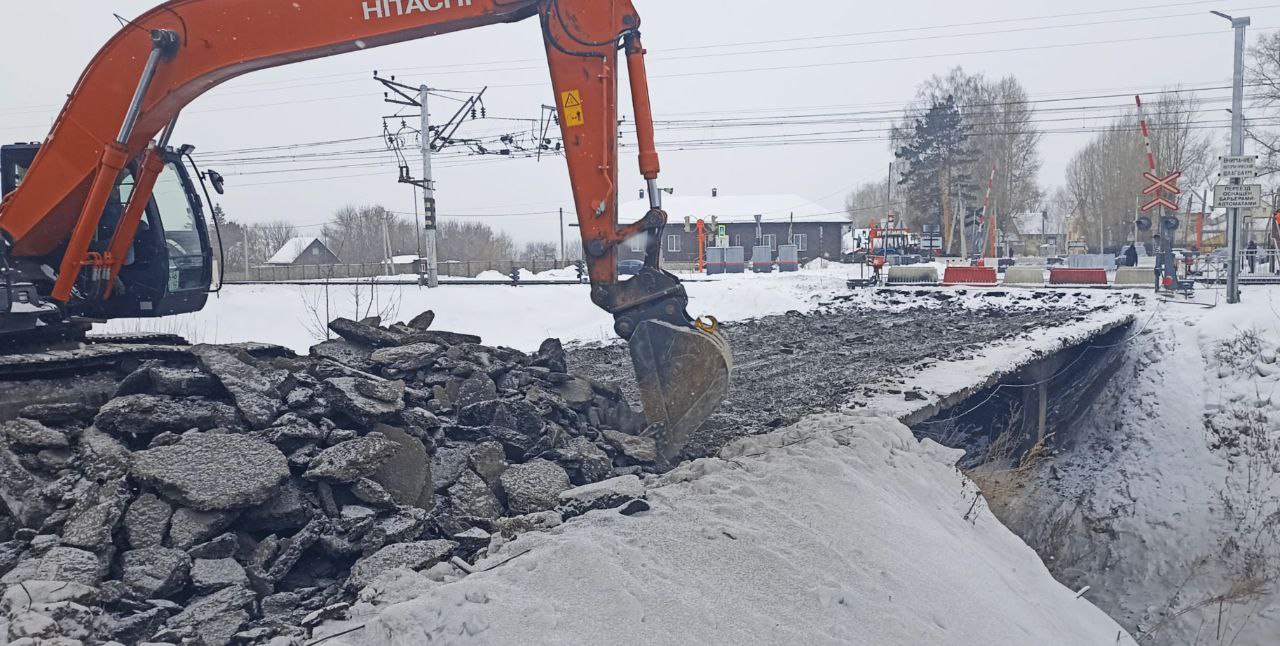 В Кемерове на путепроводе в Пионере демонтировали перила и сняли асфальт