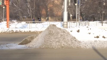 Фото: Кемеровчанин пожаловался на кучу снега на дороге, мешающую водителям разъехаться 1