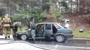 Фото: «Люди просто ехали мимо»: пожар в автомобиле на улице Терешковой попал на видео 1