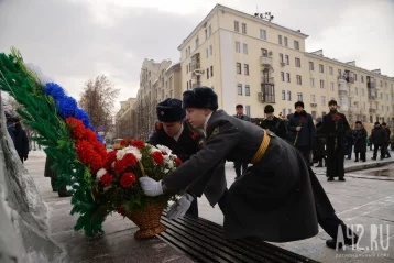 Фото: В Кемерове состоялось торжественное возложение цветов к Мемориалу Славы воинов-кузбассовцев 2