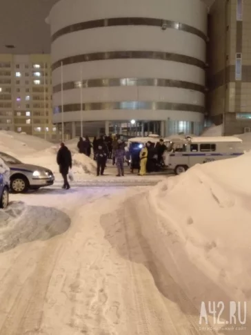 Фото: В Кемерове паркинг оказался заблокирован из-за сигнала о минировании 1