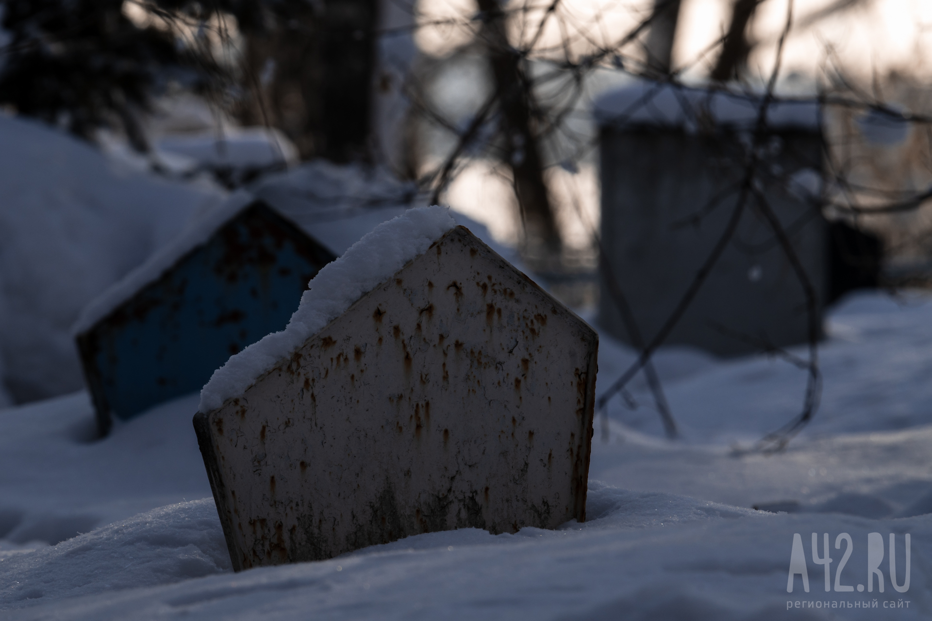 Кемеровчане возмущены упавшим на могилы забором кладбища