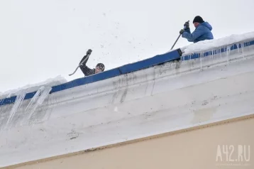Фото: В Санкт-Петербурге под рухнувшей с крыши глыбой льда погиб молодой мужчина 1