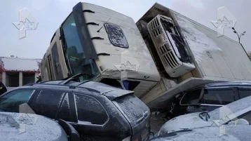 Фото: Грузовик протаранил 10 автомобилей на стоянке в Москве 1