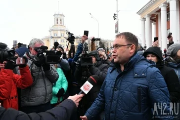 Фото: Сотни митингующих кемеровчан вышли к администрации после трагедии в «Зимней вишне» 3