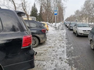 Фото: В Кемерове прошёл рейд по парковкам: машины нарушителей увезли на эвакуаторе 3