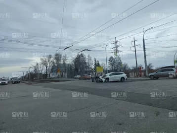 Фото: Очевидцы: в Кемерове на перекрёстке произошли два ДТП из-за светофора, он разом показал красный и зелёный 1