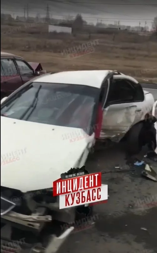 Фото: В соцсетях опубликовали видео с места серьёзной аварии в Кузбассе 2
