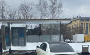 Иномарка въехала в остановку общественного транспорта в Москве