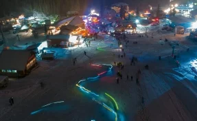 В Шерегеше сотни туристов с разноцветными фонариками спустились с горы