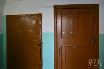 Фото: Буйный сосед ломился в квартиру женщины в Кузбассе 1