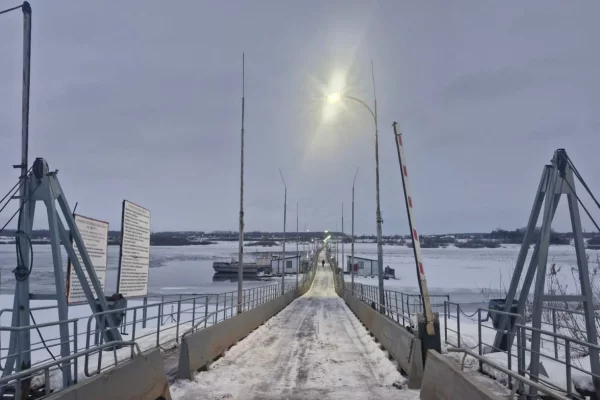 В Юрге завершился монтаж понтонного моста через Томь, движение откроют вечером