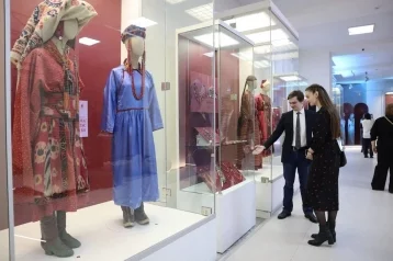 Фото: В Кемерове открылась выставка украшений и костюмов народов России 1