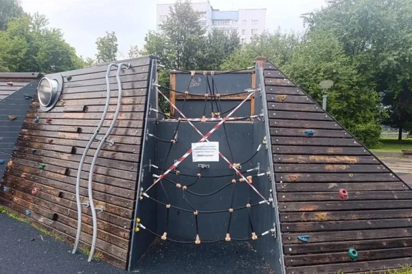 В Кемерове закрыли доступ к опасной игровой площадке на бульваре Строителей