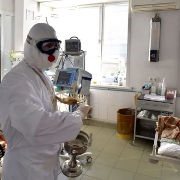 Фото: Окропили святой водой: глава Новокузнецка опубликовал фото из ковидного госпиталя 3