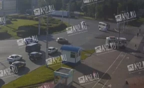 Лихач за рулём маршрутки чуть не сбил пешехода в Кемерове