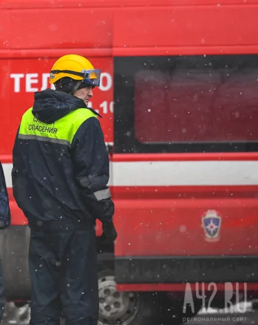 В Кузбассе при пожаре в частном доме полностью сгорел автомобиль