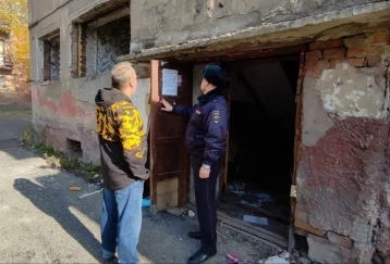 Фото: «Бьют стёкла и поджигают вещи»: неизвестные личности нашли приют в новокузнецкой заброшке 1