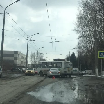 Фото: В Кемерове столкнулись легковой автомобиль и маршрутка 1