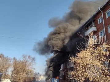 Фото: В Кемерове полыхал грузовик, припаркованный под окнами дома: пожарным пришлось вскрывать балкон 6