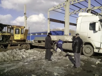 Фото: Кузбасское предприятие оплатит долг перед рабочими дорогим полуприцепом 1