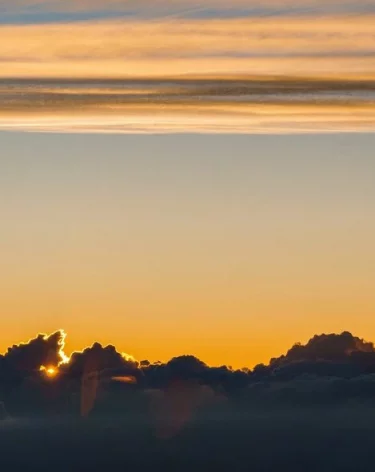 Жители Великого Новгорода сообщают о взрывах и пожаре