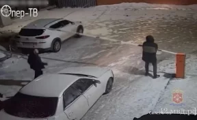 В Кемерове неизвестный сломал два шлагбаума на улице Островского: полиция нашла вандала