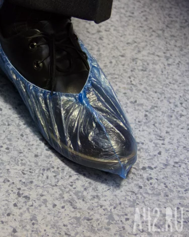 Жительница Кузбасса пожаловалась на платные бахилы в школе