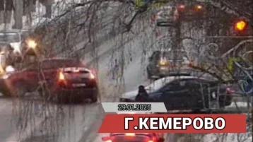 Фото: В Кемерове водитель проехал на красный свет и попал в ДТП: пострадали три человека 1