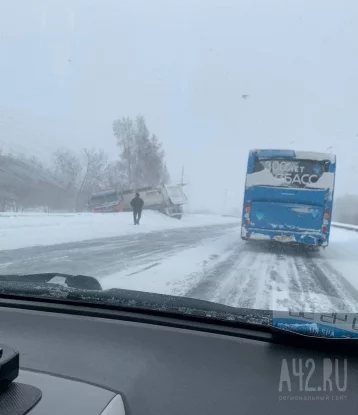 Фото: На выезде из Кемерова образовалось большая пробка из-за ДТП 1